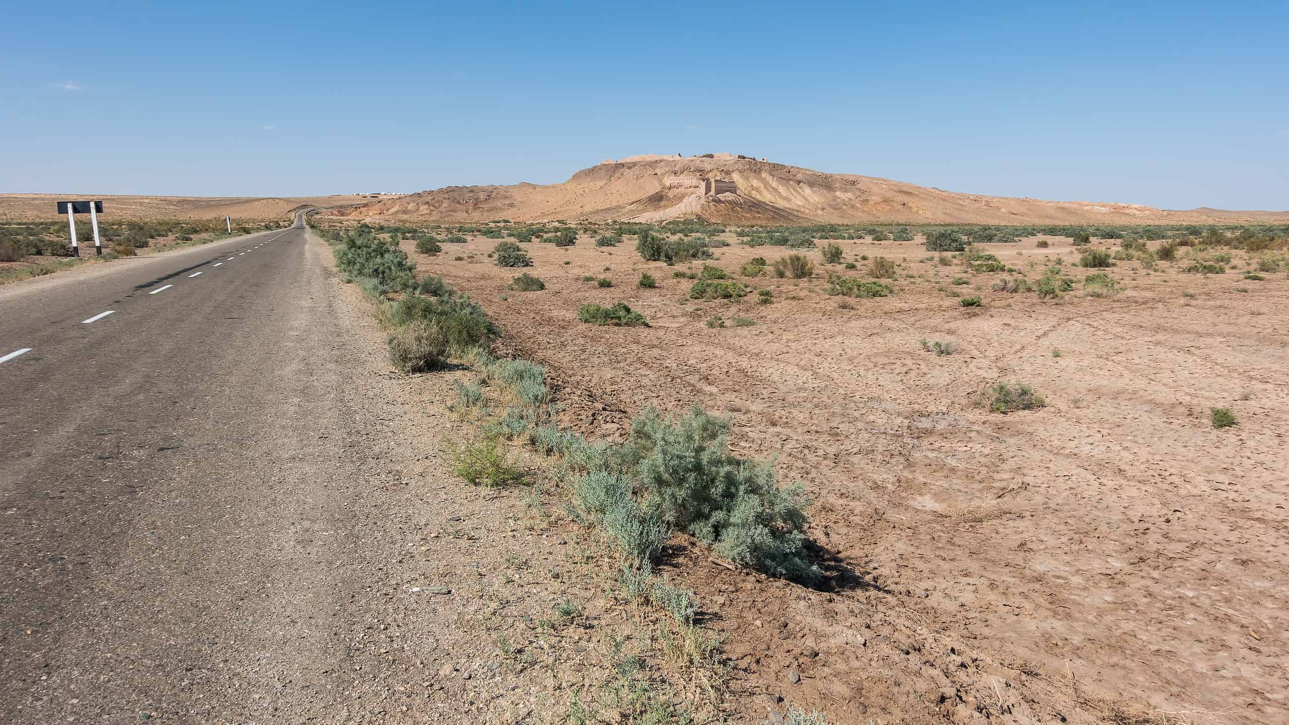 Un paesaggio sabbioso del deserto di Kyzylkum in Asia centrale
