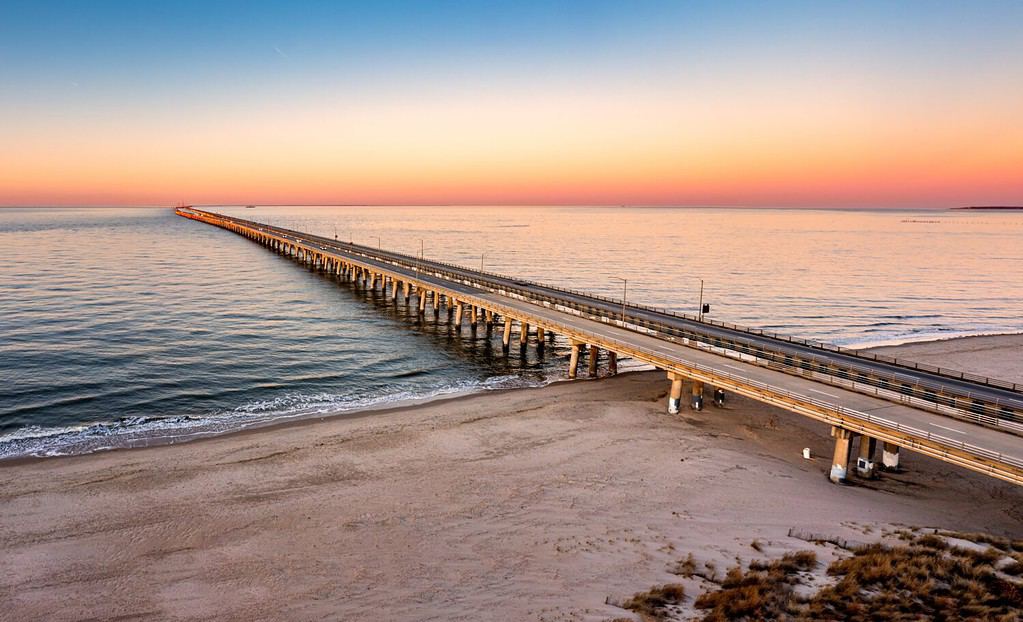 Panorama aereo del tunnel del Chesapeake Bay Bridge al tramonto.  CBBT è un tunnel ponte di 17,6 miglia che attraversa l'imboccatura della baia di Chesapeake.