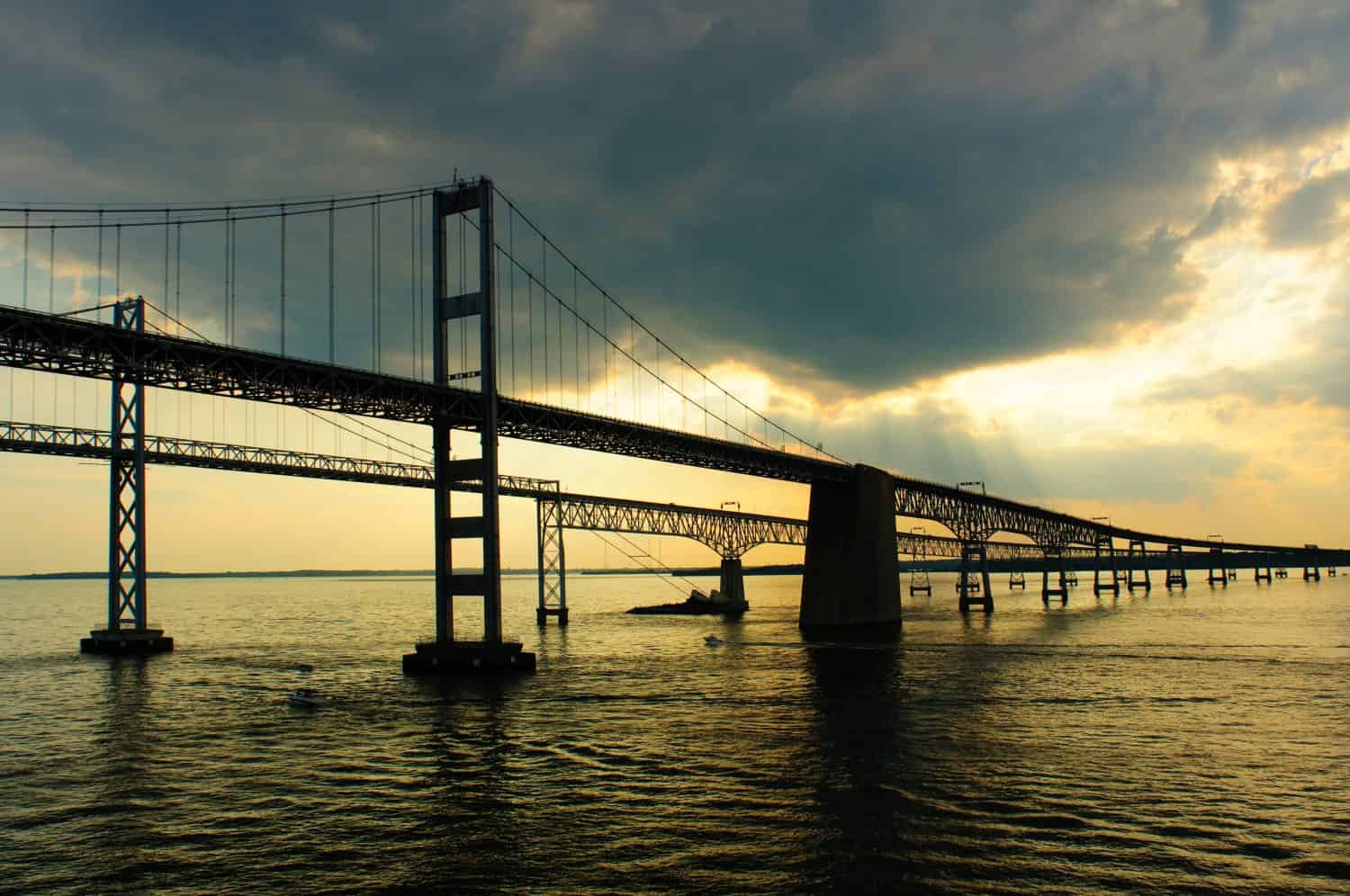 I ponti di Chesapeake Bay nel Maryland mentre si avvicina il tramonto