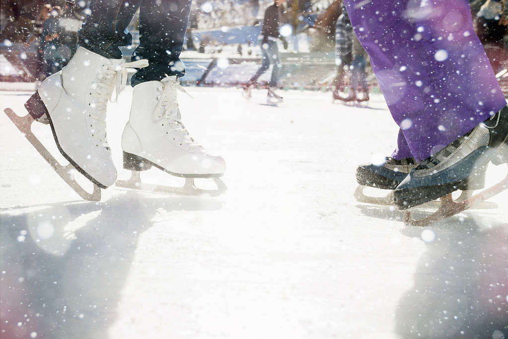 Primo piano scarpe da pattinaggio pattinaggio su ghiaccio all'aperto presso la pista di pattinaggio