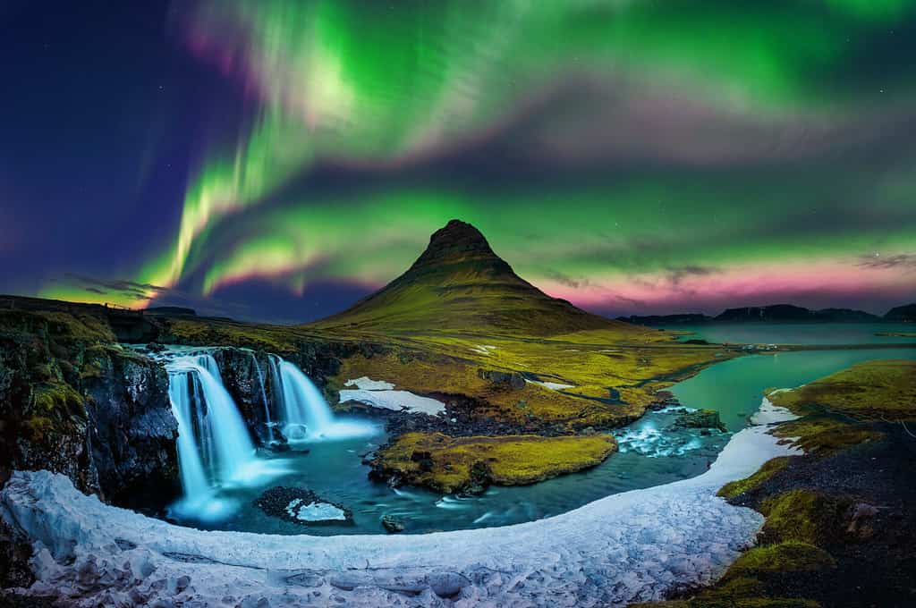 L'aurora boreale, l'aurora boreale, a Kirkjufell in Islanda.  Montagne Kirkjufell in inverno.