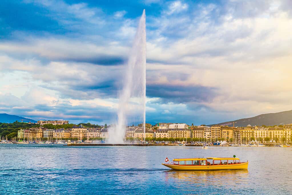 Città di Ginevra con la fontana Jet d'Eau al tramonto, Svizzera