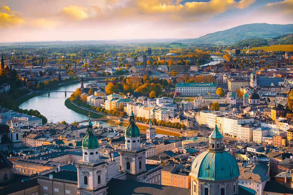 Bella vista panoramica aerea in una stagione autunnale in una storica città di Salisburgo con il fiume Salzach in un bellissimo cielo dorato e colorato d'autunno al tramonto, Salisburghese, Austria