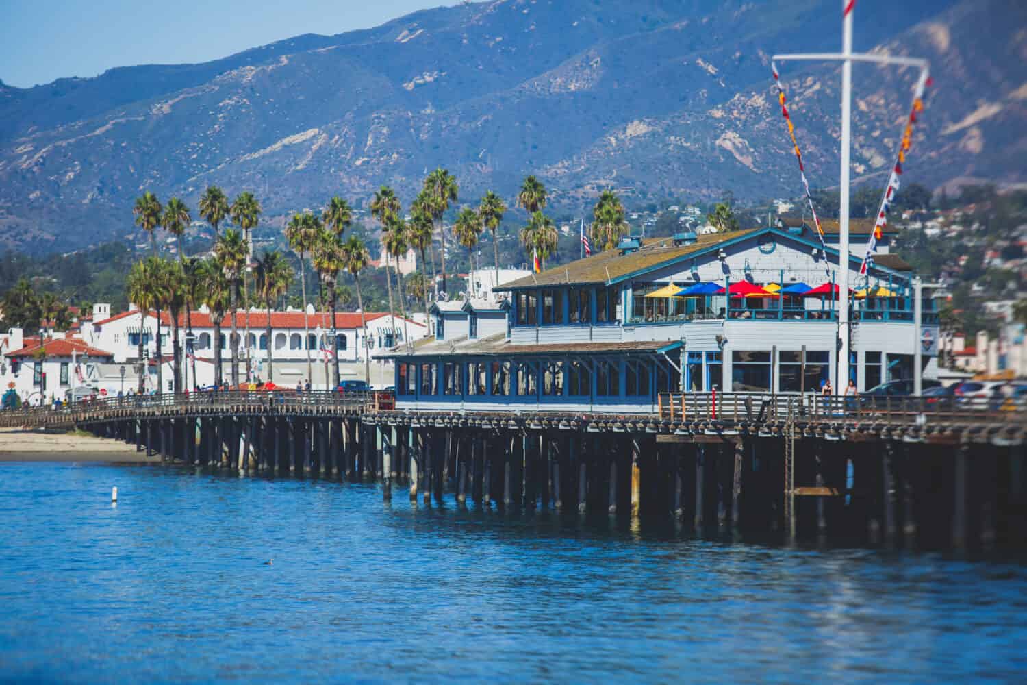 Vista del molo di Stearns Wharf di Santa Barbara con le montagne di Santa Ynez e l'Oceano Pacifico, contea di Santa Barbara, California, USA, giornata di sole estivo