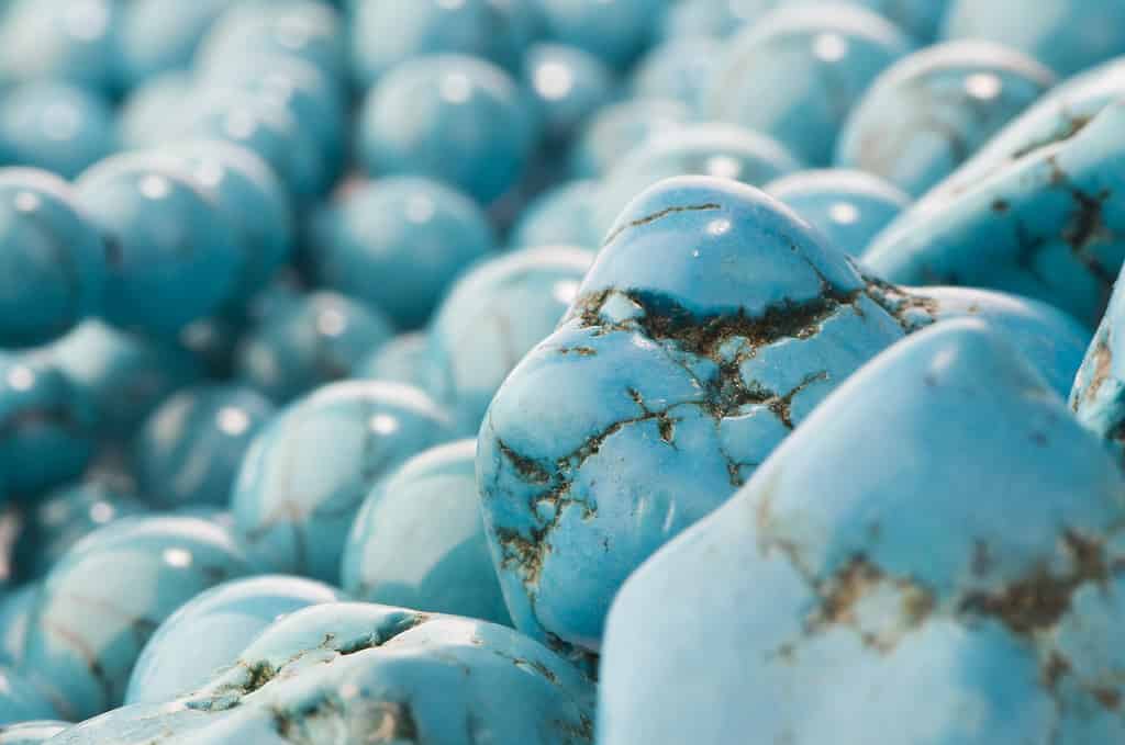 primo piano di pietra naturale turchese e perline