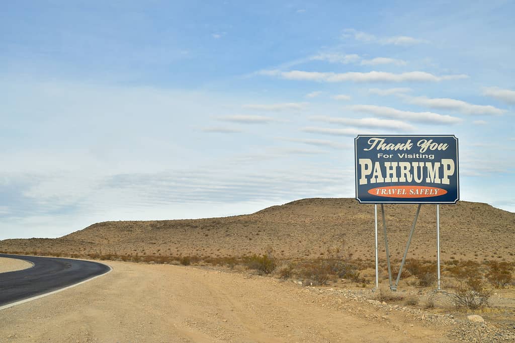 Segnale stradale della città per Pahrump, Nevada, USA