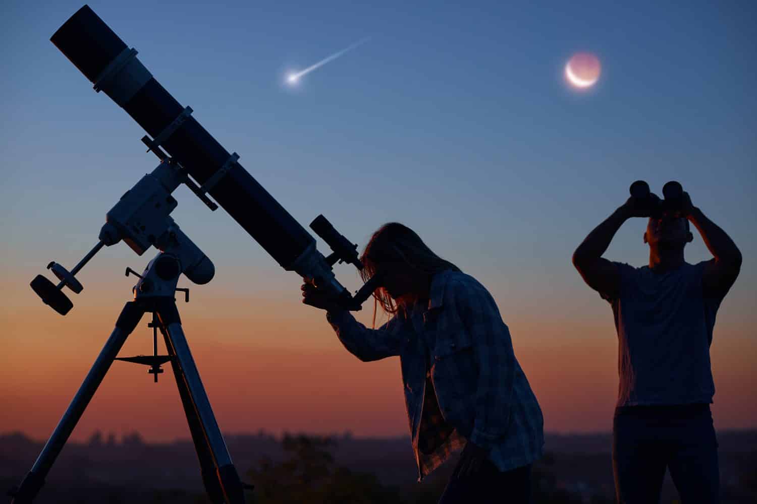 Coppia osservare le stelle insieme con un telescopio astronomico, guardando pianeti, stelle, eclissi lunare e pioggia di meteoriti.