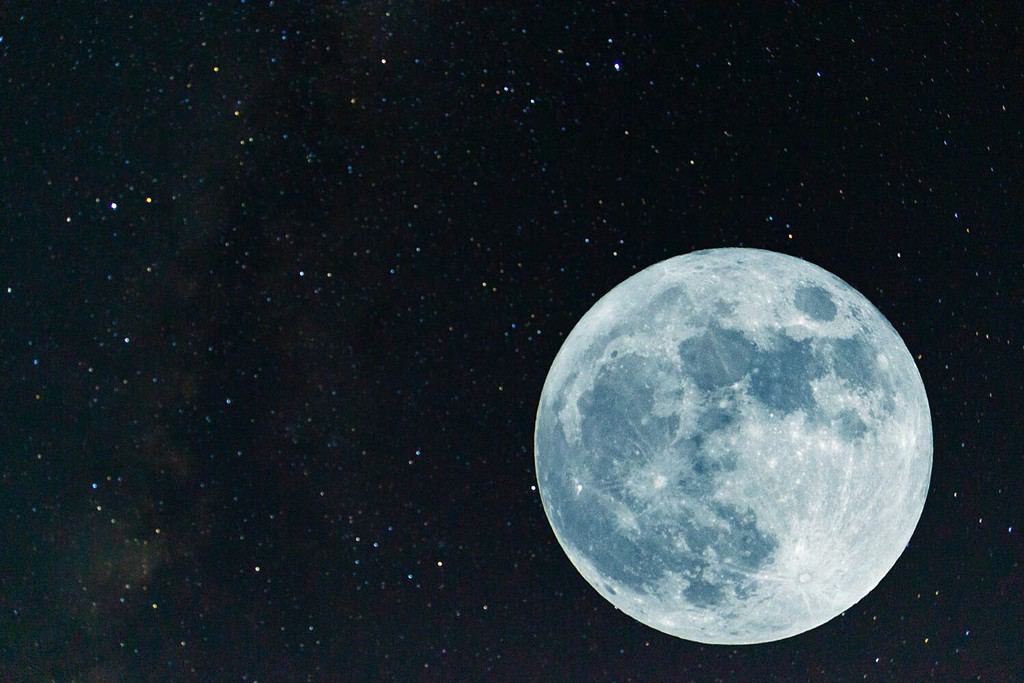 Superluna blu.  Luna piena.  Seconda luna del mese di agosto.  2023. Notte luminosa con sfondo nero e stelle luminose che accompagnano il satellite.  Astrofotografia.  28 ottobre.  Eclisse