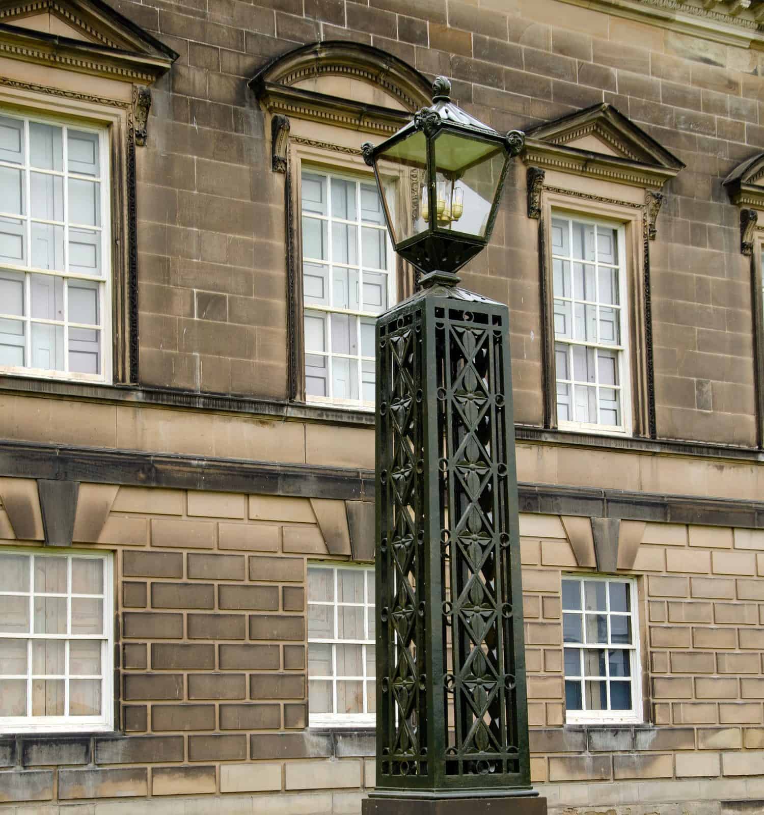 Lampione obelisco in metallo stagionato, Wentworth Woodhouse