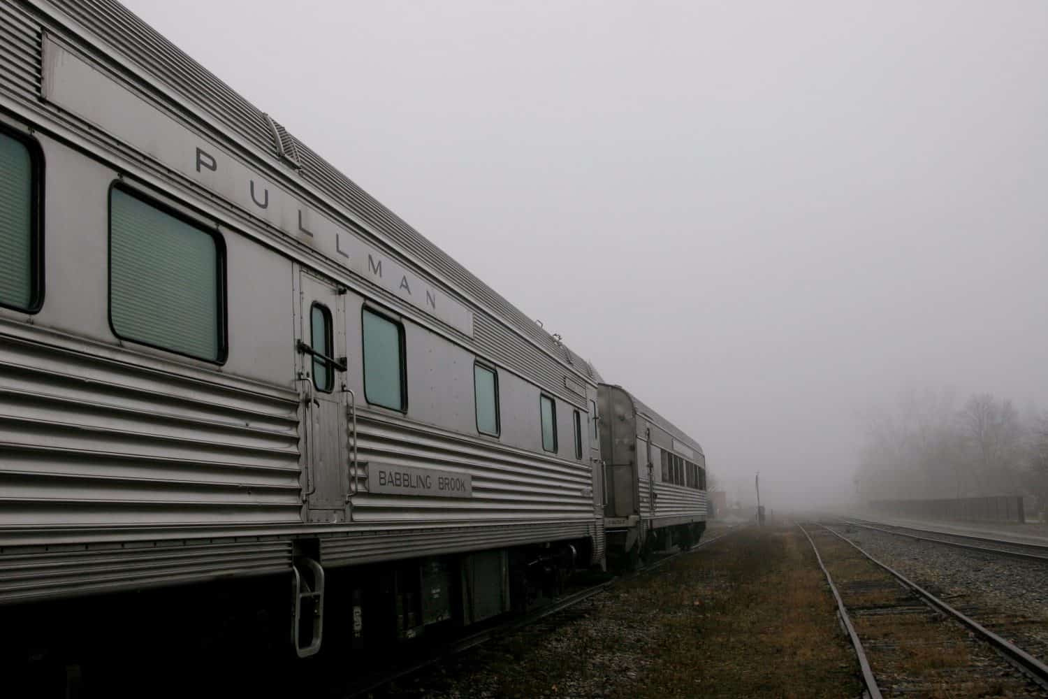 Vagoni letto della ferrovia Pullman nella nebbia