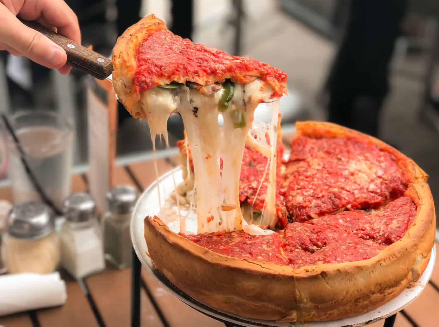 Pizza al formaggio, pizza italiana al formaggio profonda in stile Chicago con salsa di pomodoro.