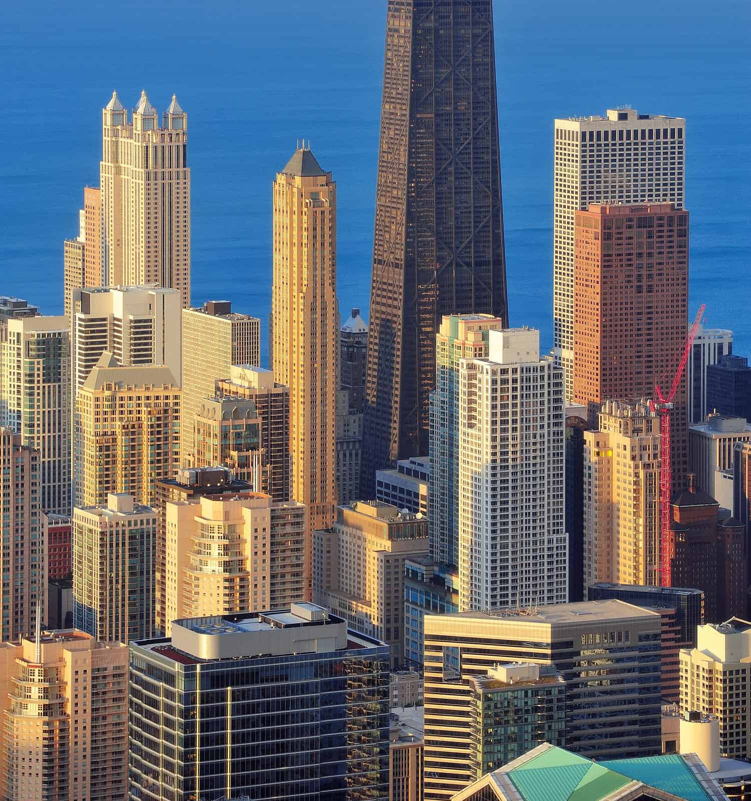 Vista aerea del centro di Chicago al crepuscolo con grattacieli e skyline della città sul lungolago del Michigan.