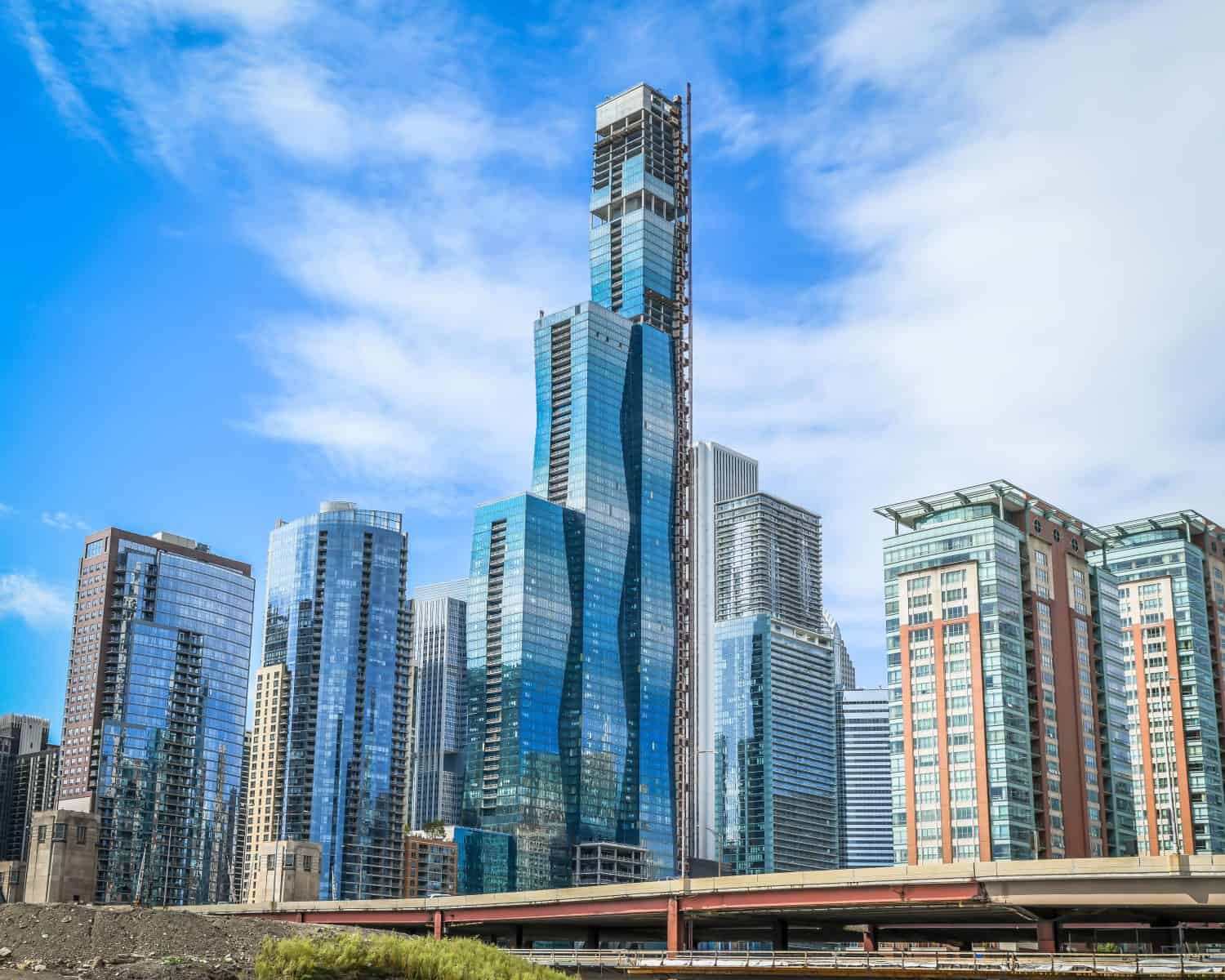 Una nuova torre residenziale di lusso super alta sorge a Chicago, IL.