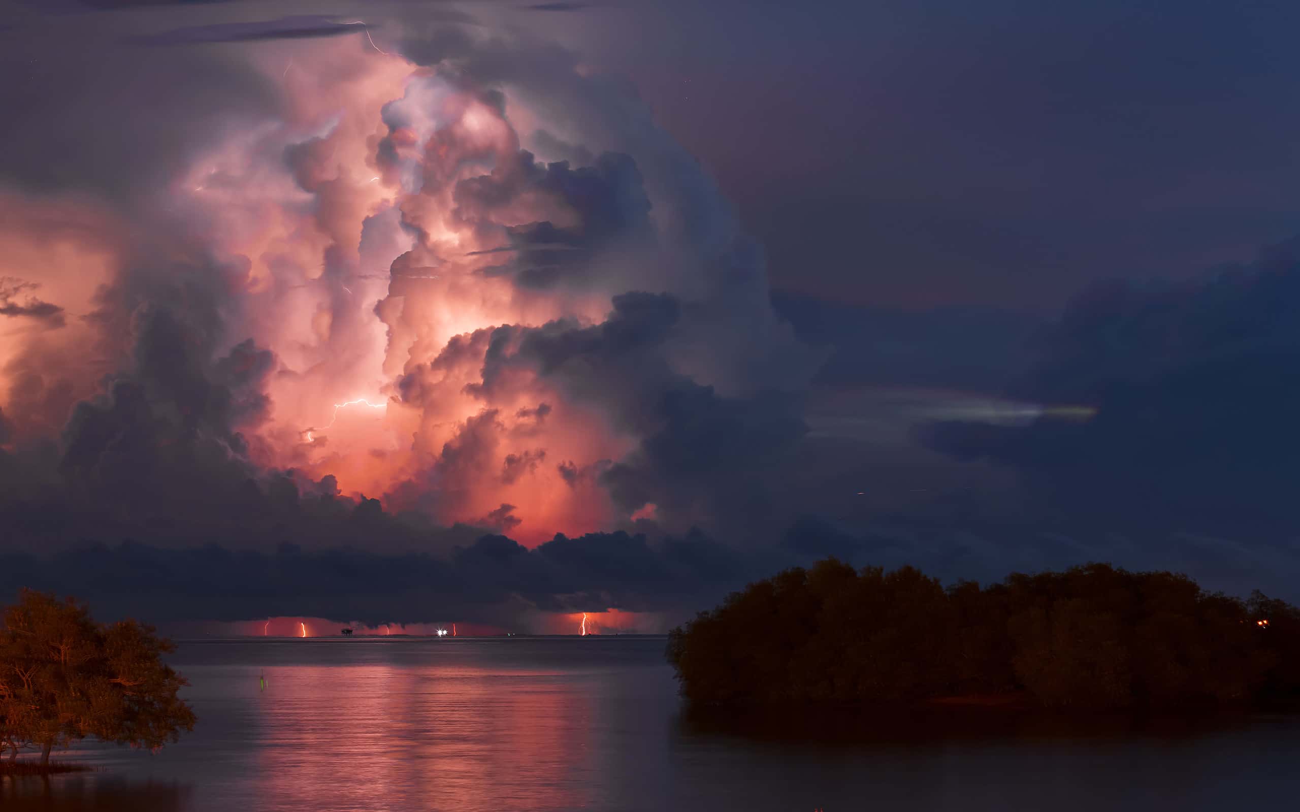 Tempesta in riva al mare.  Cielo tuonante.  Piovere.  Pesanti nuvole scure - Fulmine Catatumbo, Lago Maracaibo