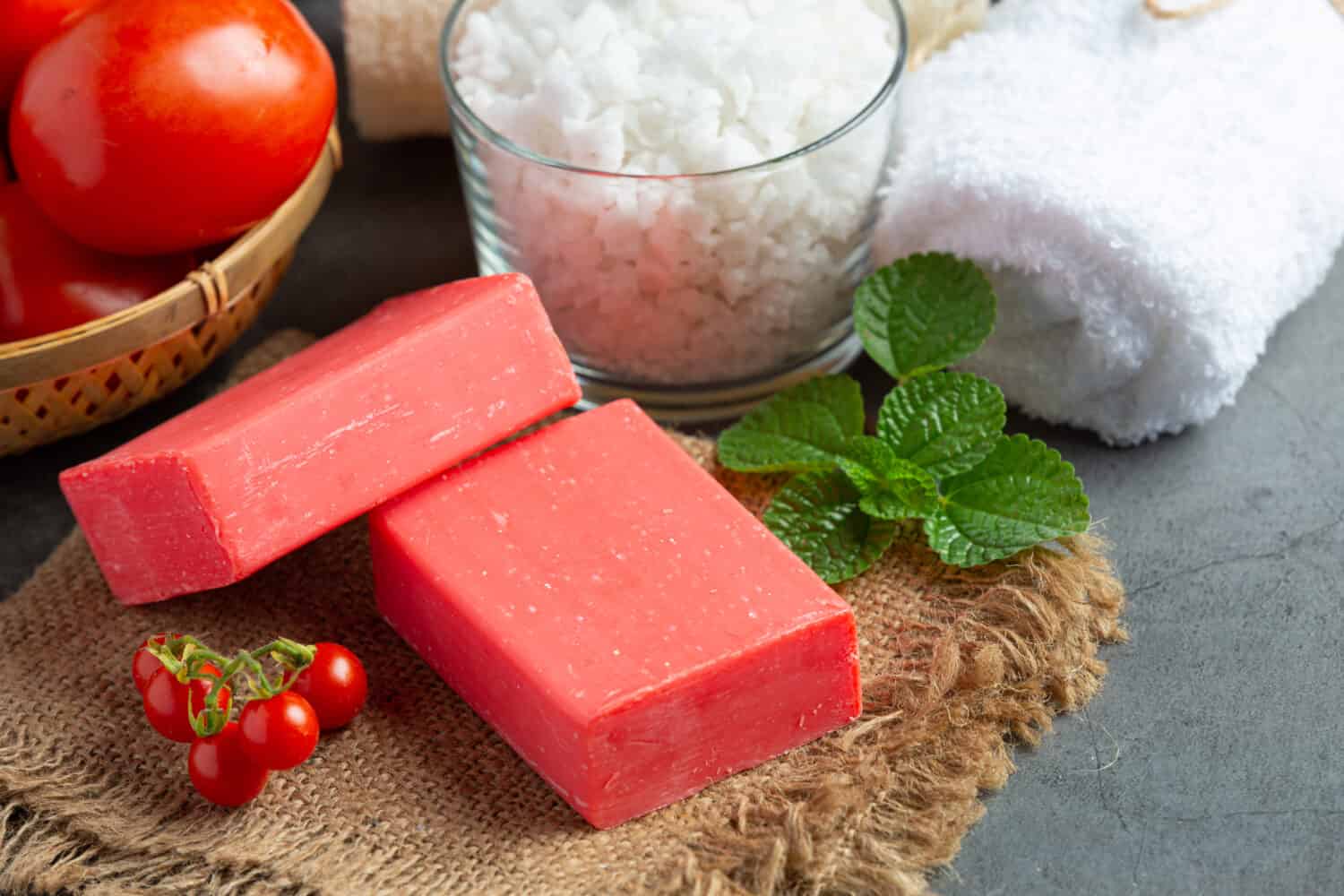 cura della pelle del corpo con sapone al pomodoro