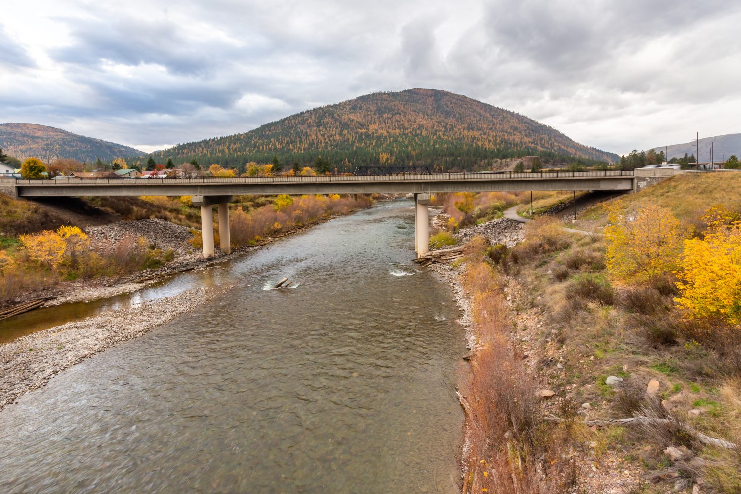 Fiume Clark Fork nel Montana.  Vista dal parco statale di Milltown