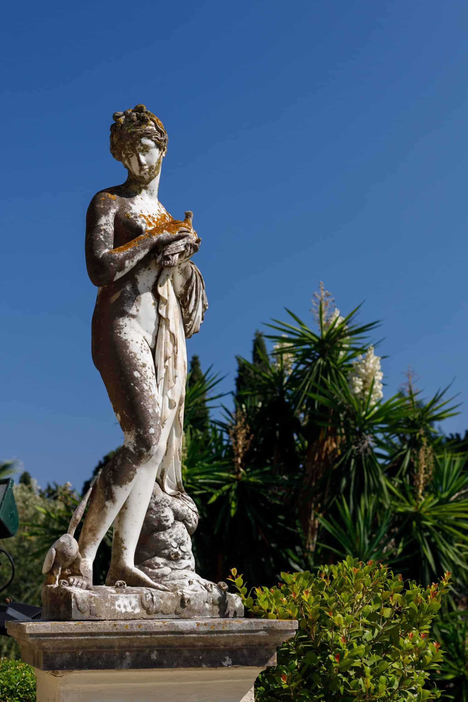 Il Palazzo dell'Imperatrice Elisabetta Sissi d'Austria, noto come Palazzo Achilleion, ospita una suggestiva statua di Afrodite che regge una colomba.  Corfù, Grecia