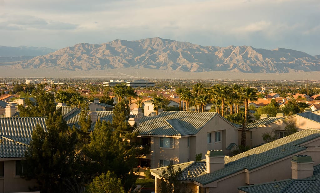 Vista nord della catena montuosa di Las Vegas nel deserto del Mojave, Nevada, Stati Uniti