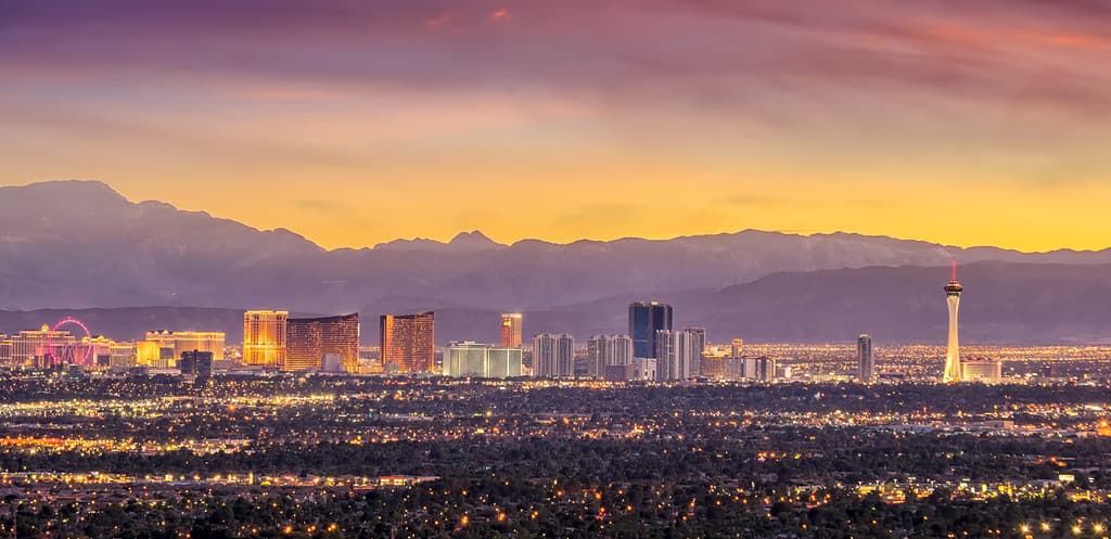 Vista panoramica sul paesaggio urbano di Las Vegas al tramonto nel Nevada, Stati Uniti d'America