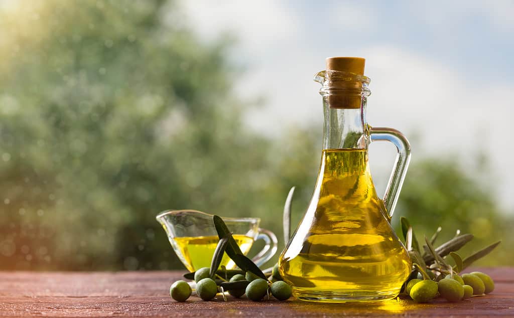 Olio d'oliva in bottiglia di vetro