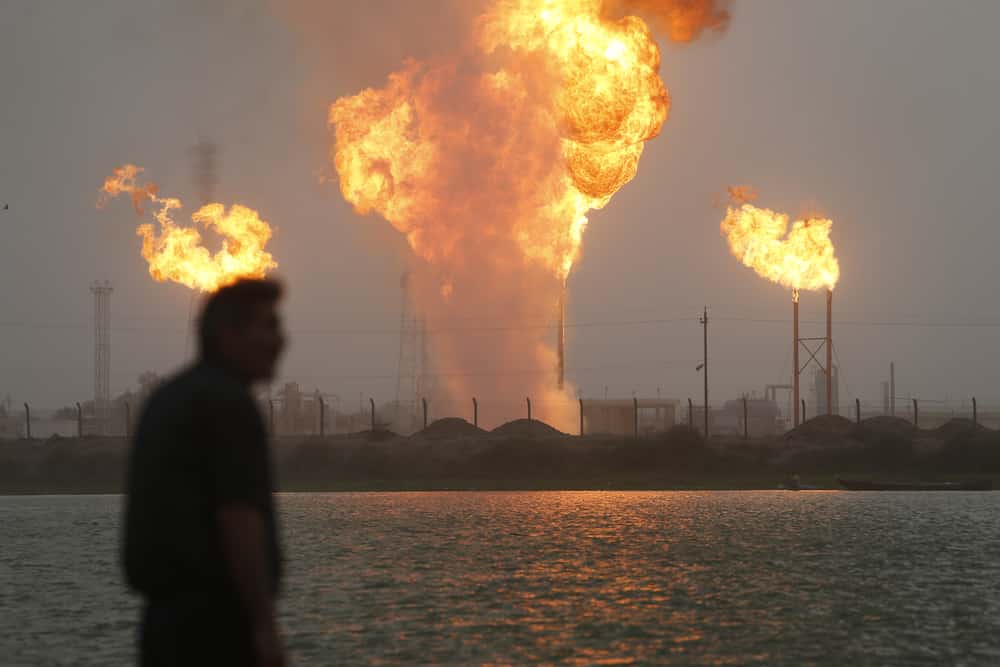 Il giacimento petrolifero di Nahran Omar, che diffonde inquinamento nell'ambiente, poiché il villaggio è esposto a cancro e malattie respiratorie a causa dei resti del giacimento petrolifero, che media una serie di villaggi