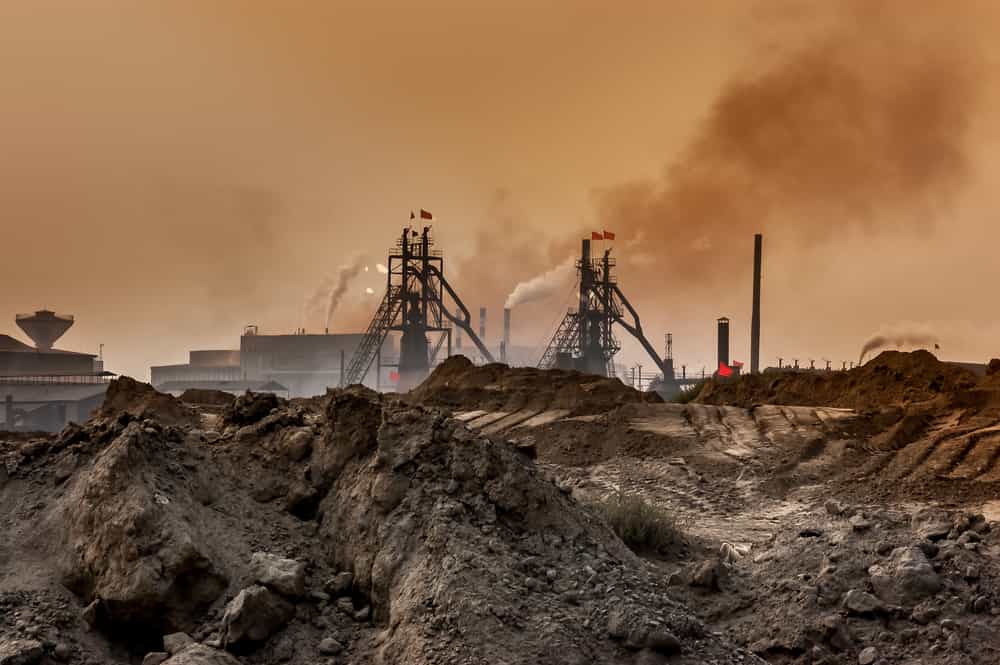 Uno stabilimento industriale inquina l'aria e produce rifiuti pericolosi a Baotou, Mongolia Interna, Cina.