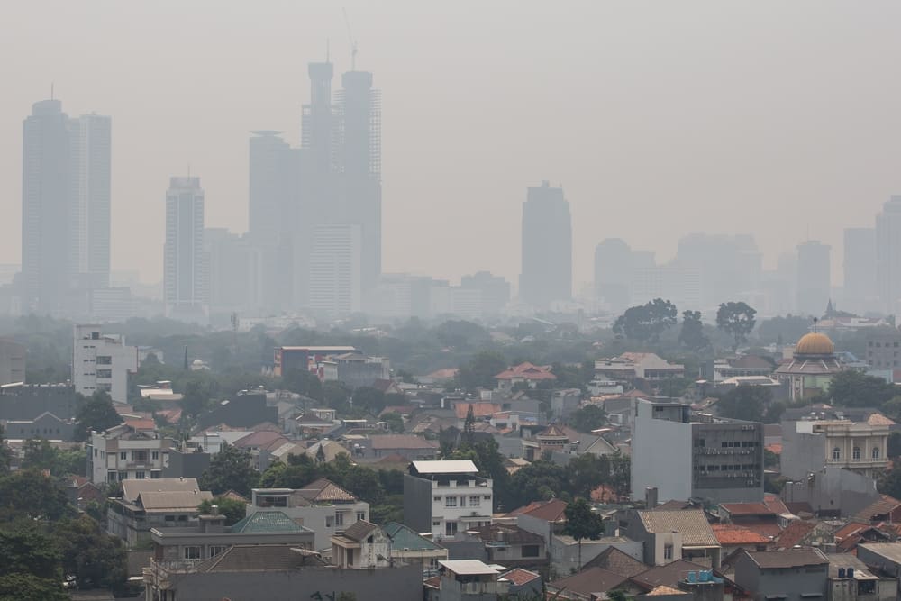 Giacarta, Indonesia - 31 agosto 2023: Inquinamento atmosferico a Giakarta, la capitale dell'Indonesia.