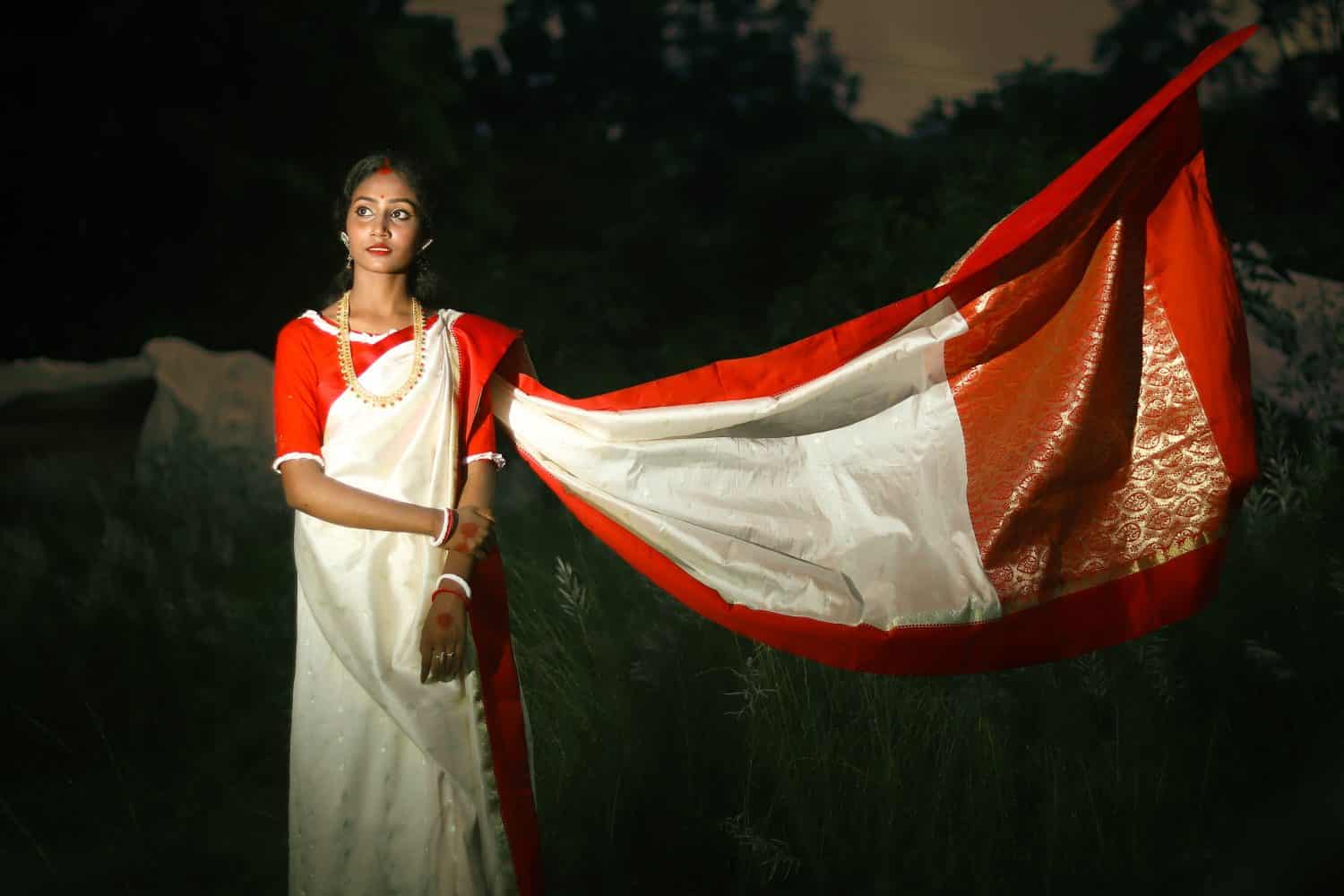 Bellissimo ritratto di una ragazza del Bangladesh che indossa abiti tradizionali con gesto di saluto.  Incredibile Bangladesh.