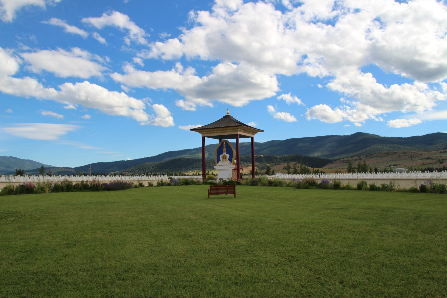 Il Giardino dei Mille Buddha è un sito spirituale vicino ad Arlee, nel Montana, all'interno della riserva indiana di Flathead nella contea di Lake, nel Montana. 