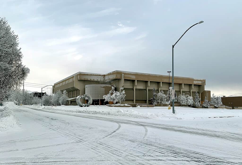 L'esterno della George M. Sullivan Arena in inverno, situata ad Anchorage.