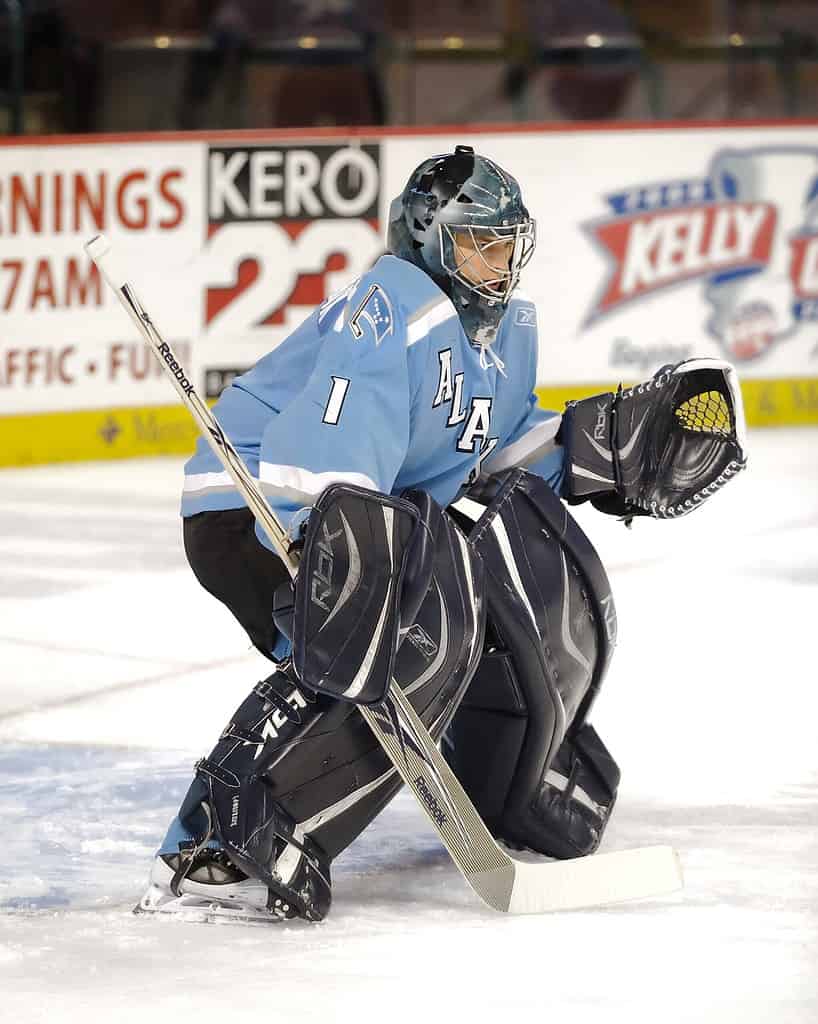 Il giocatore americano di hockey su ghiaccio Jean-Philippe Lamoureux gioca alla Kelly Connect Connect Ice Arena di Anchorage, in Alaska.