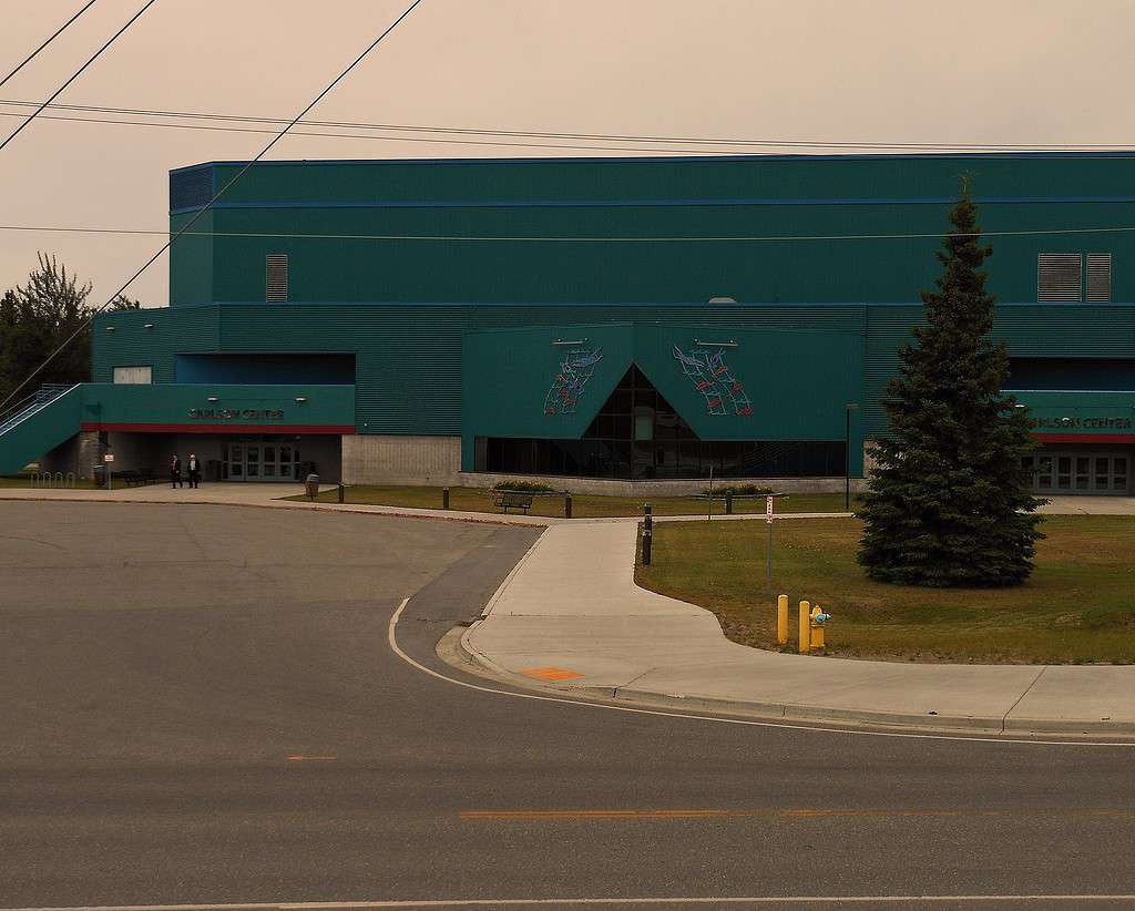 Vista esterna del Carlson Center situato a Fairbanks, Alaska.