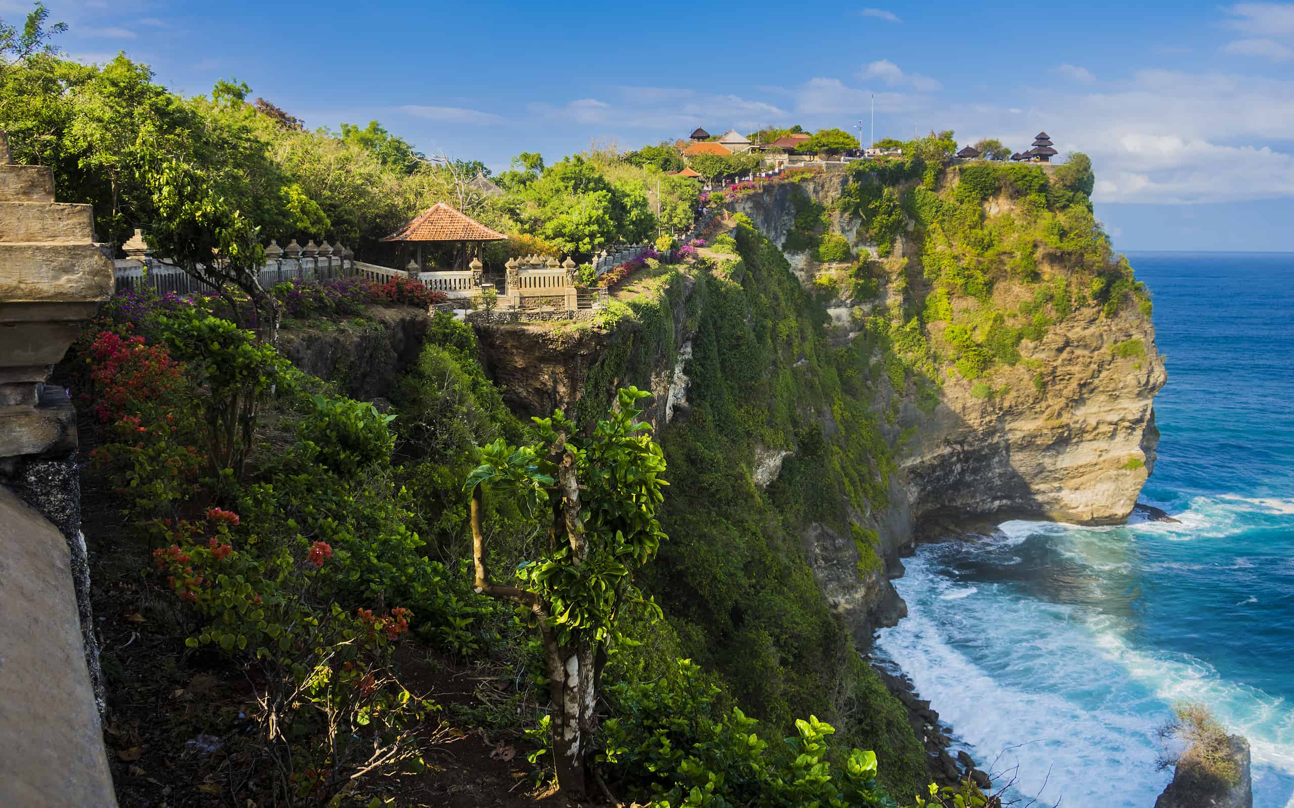 Bellissimo tempio di Uluwatu arroccato sulla cima di una scogliera a Bali, in Indonesia