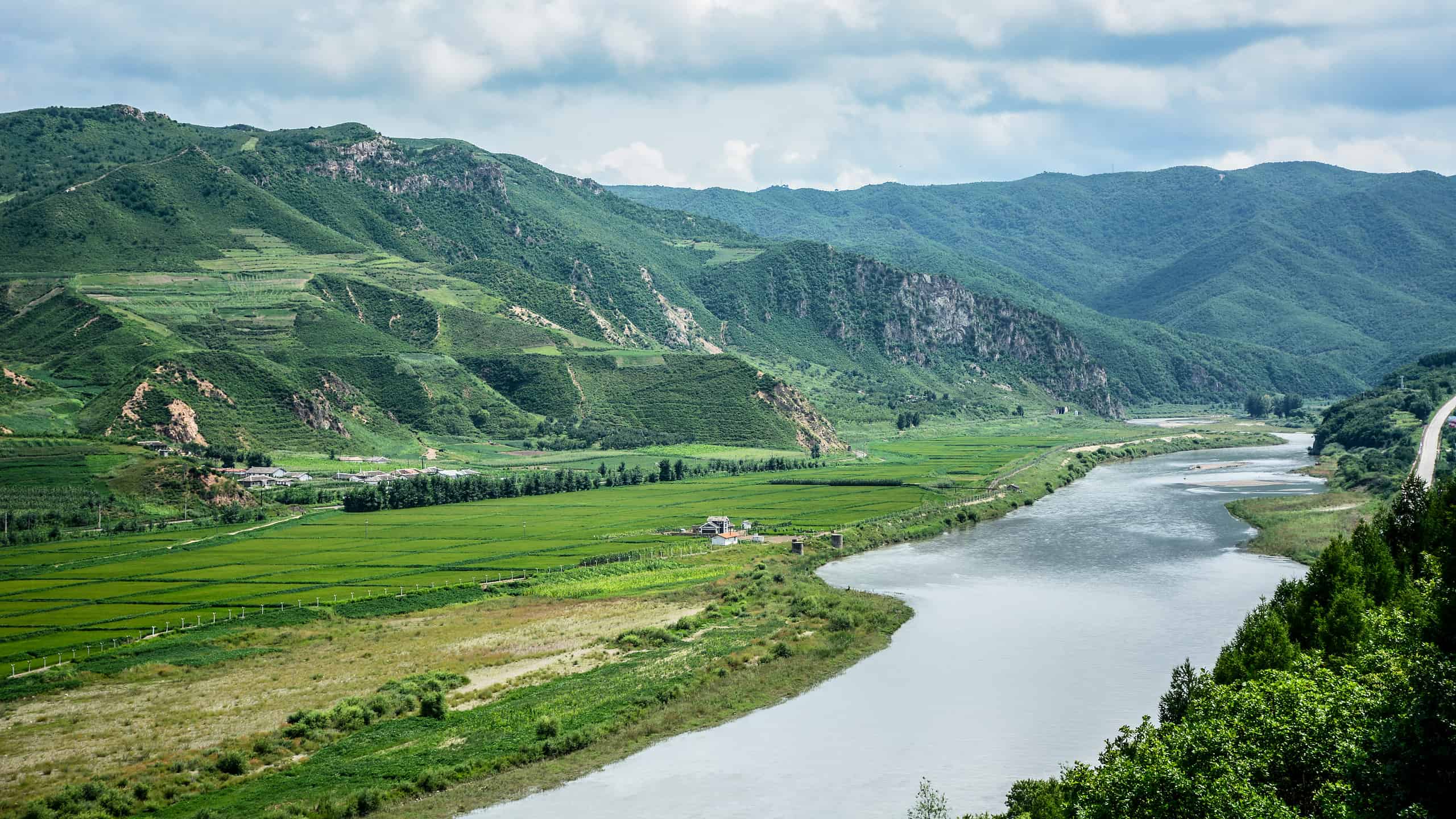 Il fiume Tumen è il fiume di confine tra Cina e Corea del Nord, con la Corea del Nord a sinistra e la Cina a destra.  Lo scenario naturale è molto bello