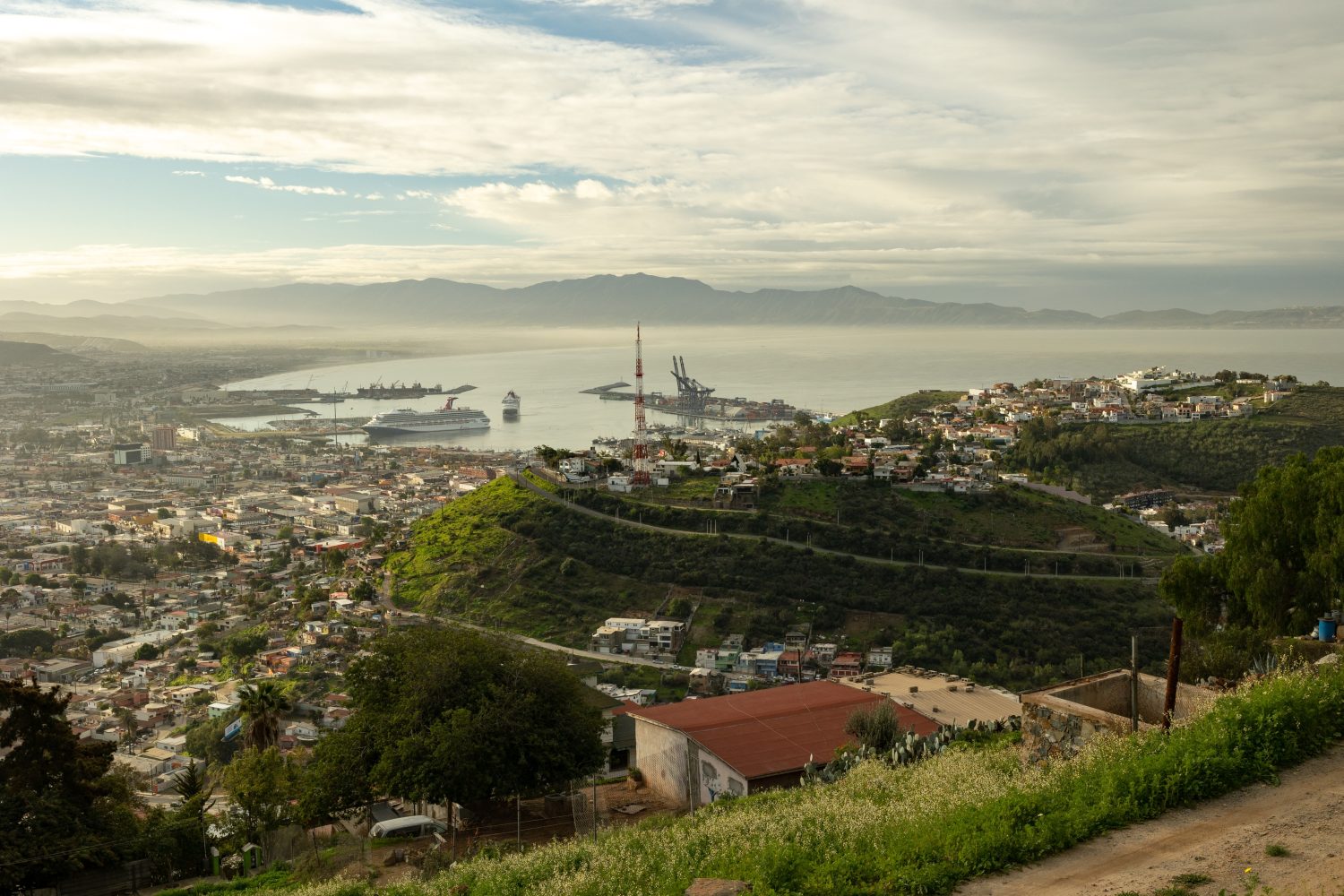 Ensenada, Baja California, Messico - Vista mattutina del centro e del porto