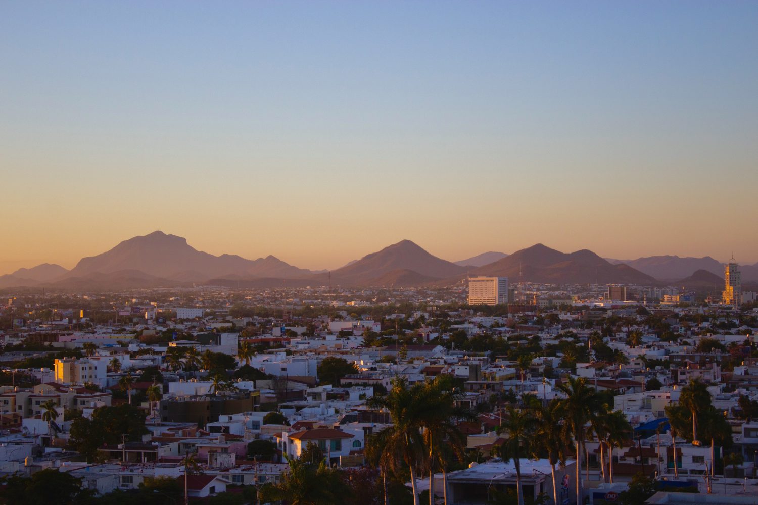 Paesaggio di una città del Messico (culiacan) con vista sulle montagne.