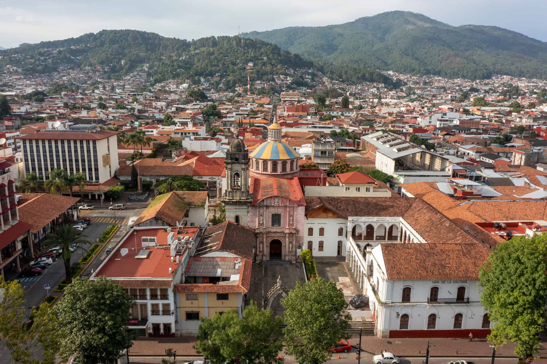 Vista della città di Uruapan con piazza centrale, Michoacan, Messico