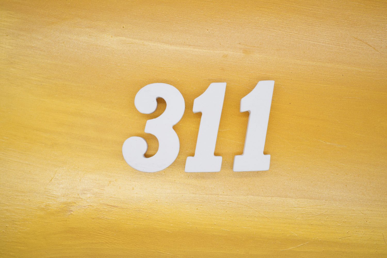 Il pannello in legno verniciato giallo dorato per lo sfondo, numero 311, è realizzato in legno verniciato bianco.