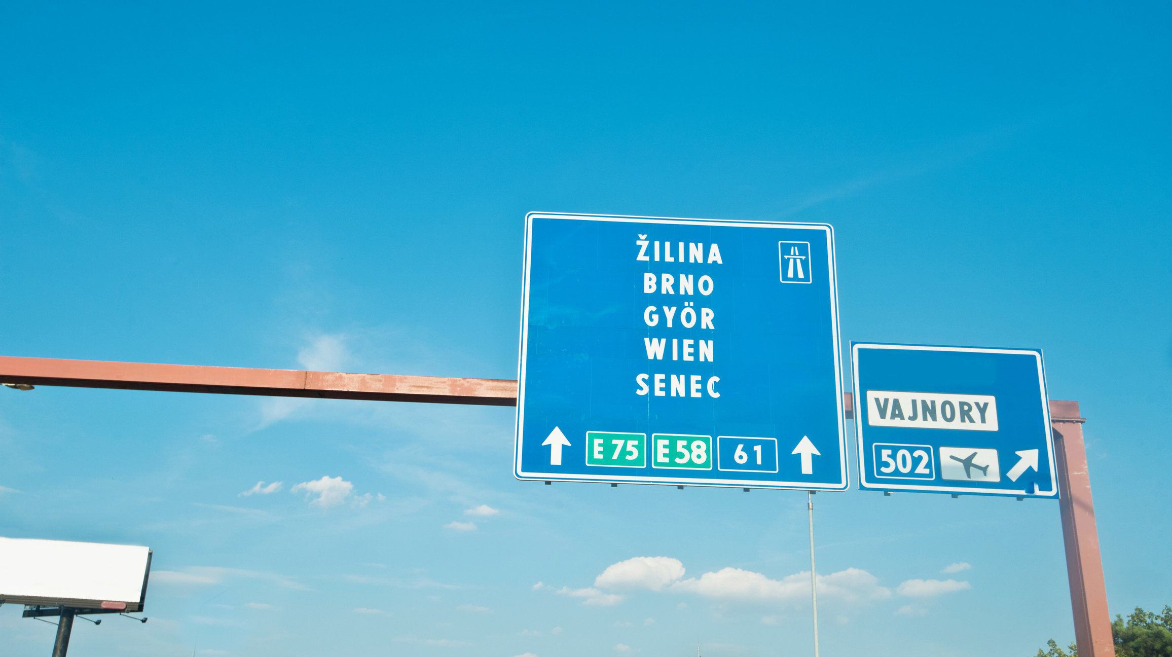 Segnaletica autostradale della Slovacchia per Gyon - Ungheria, Brno - Rep. Ceca, Vienna - Austria, Zilina e Senec (Slovacchia) e aeroporto