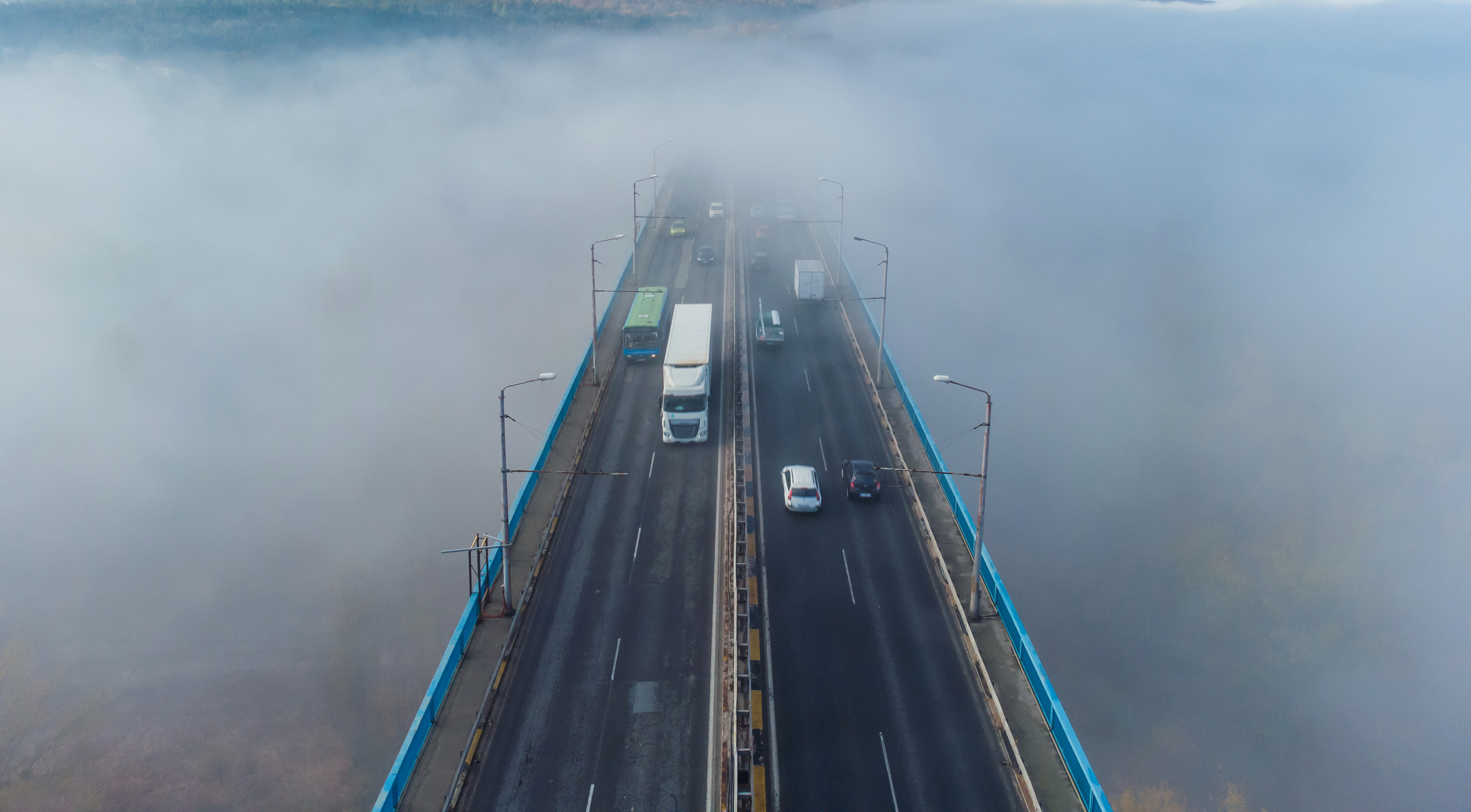 Veduta aerea del ponte Asparuhov nella nebbia del mattino, Varna, Bulgaria