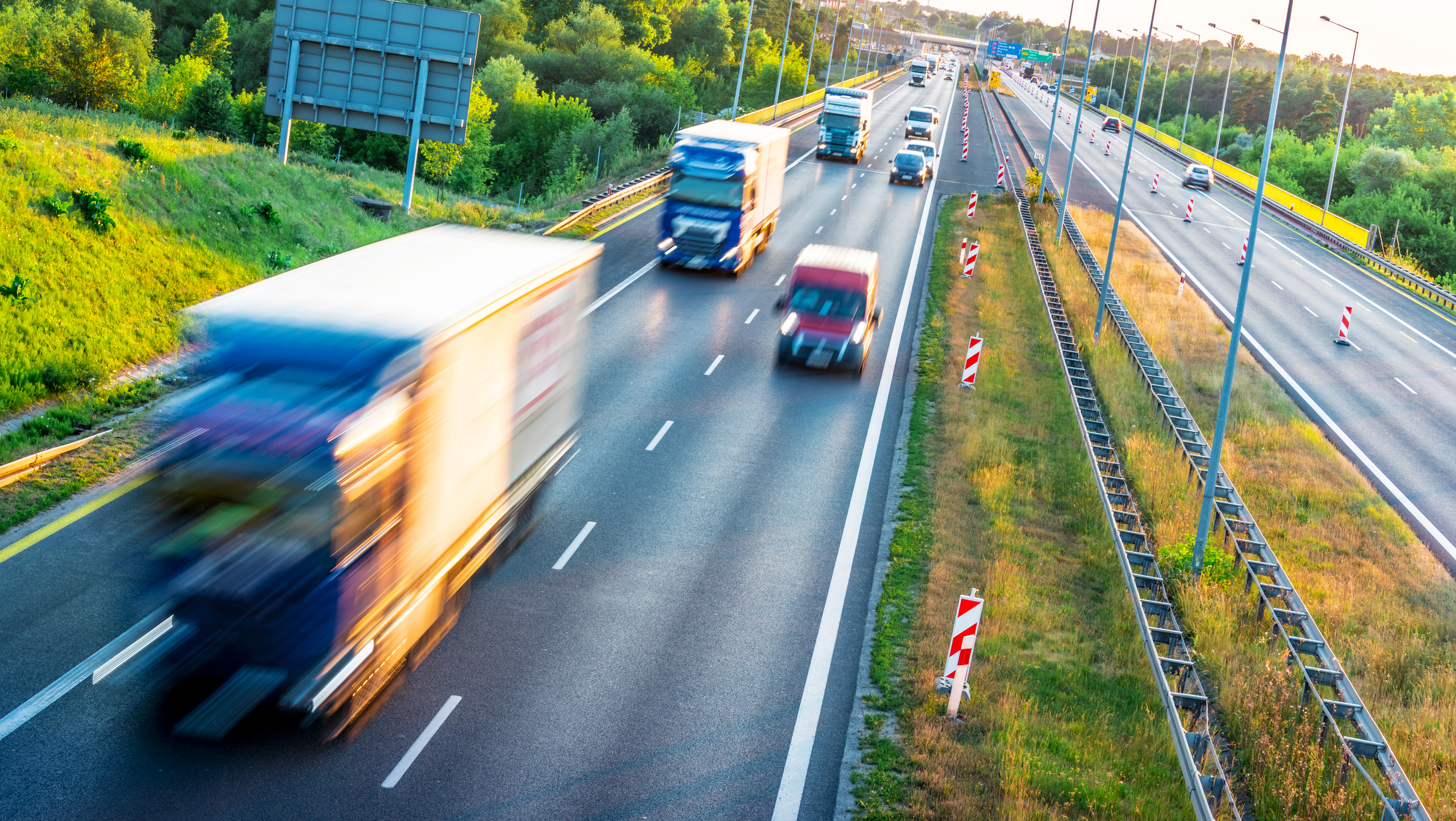 Camion su un'autostrada ad accesso controllato a quattro corsie in Polonia