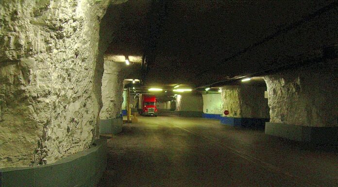 Subtropolis, complesso commerciale sotterraneo a Kansas City, MO