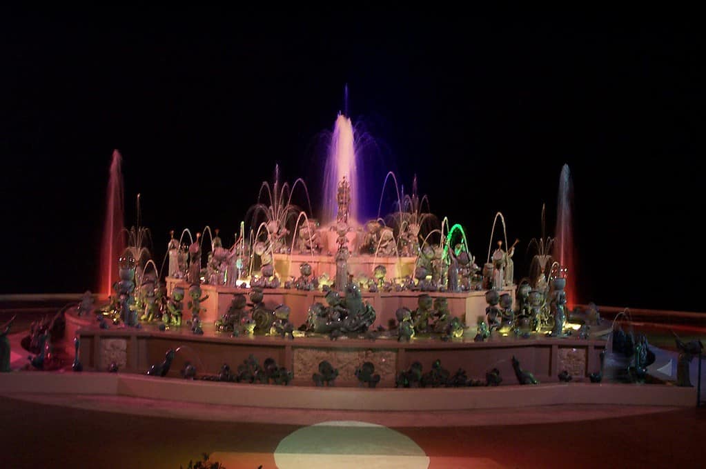 Lo spettacolo delle fontane al Precious Moments Park, a Carthage, Missouri.