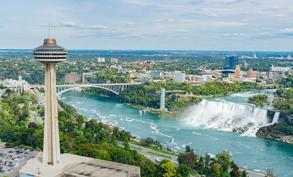 Veduta aerea della Skylon Tower e delle bellissime Cascate del Niagara in Canada