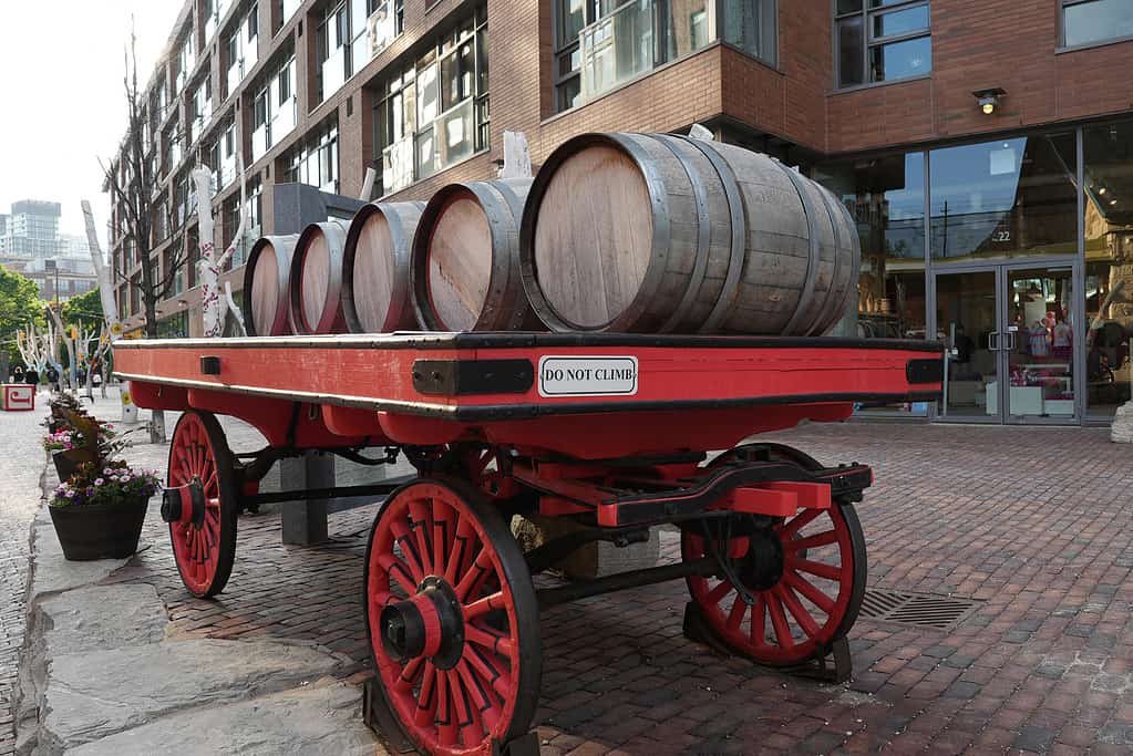 Carro o carrozza retrò in legno rosso con botti nel Distillery District di Toronto