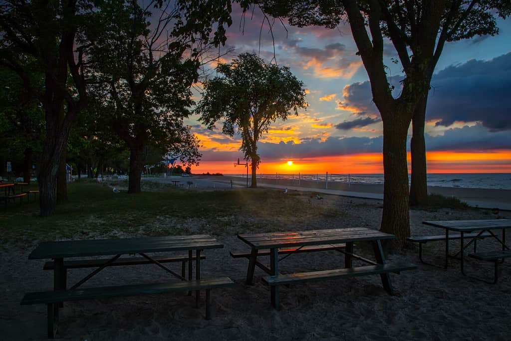 Alba sui tavoli da picnic al Neshotah Park a Two Rivers, Wisconsin.