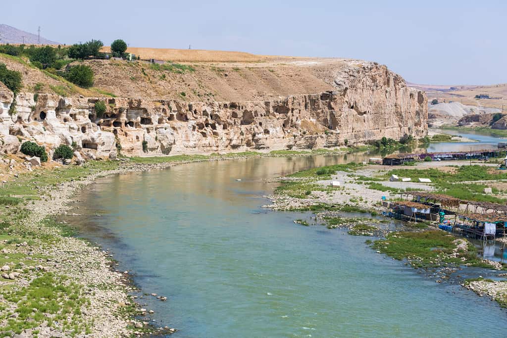 Vista sulla valle del fiume Tigri, grotte e vari caffè proprio nell'acqua del fiume sotto le tende, scappando dal caldo al fresco