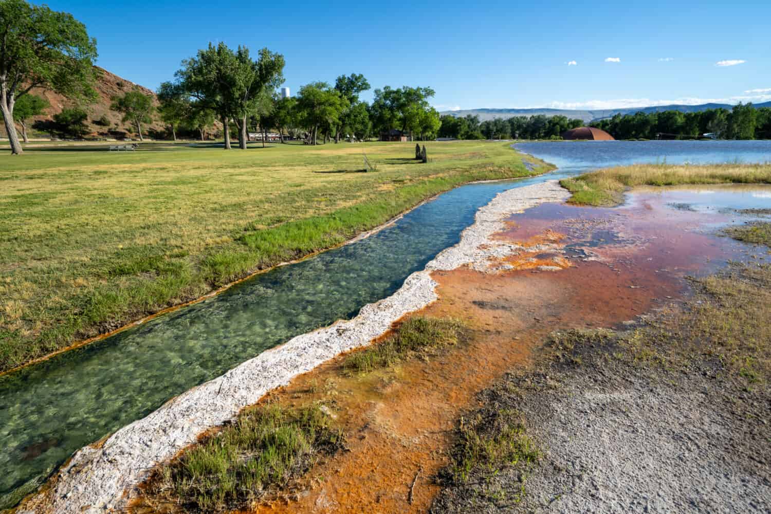 L'acqua minerale delle sorgenti termali scorre attraverso l'Hot Springs State Park a Thermopolis, nel Wyoming