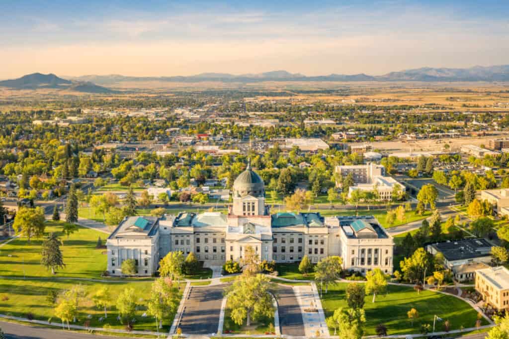 Vista dal drone del Campidoglio dello stato del Montana, a Helena, in un pomeriggio soleggiato con cielo nebbioso causato da incendi.  Il Campidoglio dello Stato del Montana ospita la legislatura dello stato del Montana.