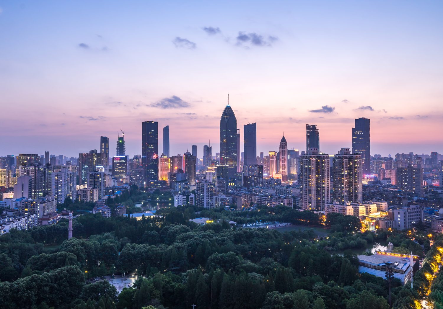 Paesaggio urbano della città di Wuhan di notte. Skyline panoramico ed edifici nel quartiere finanziario.